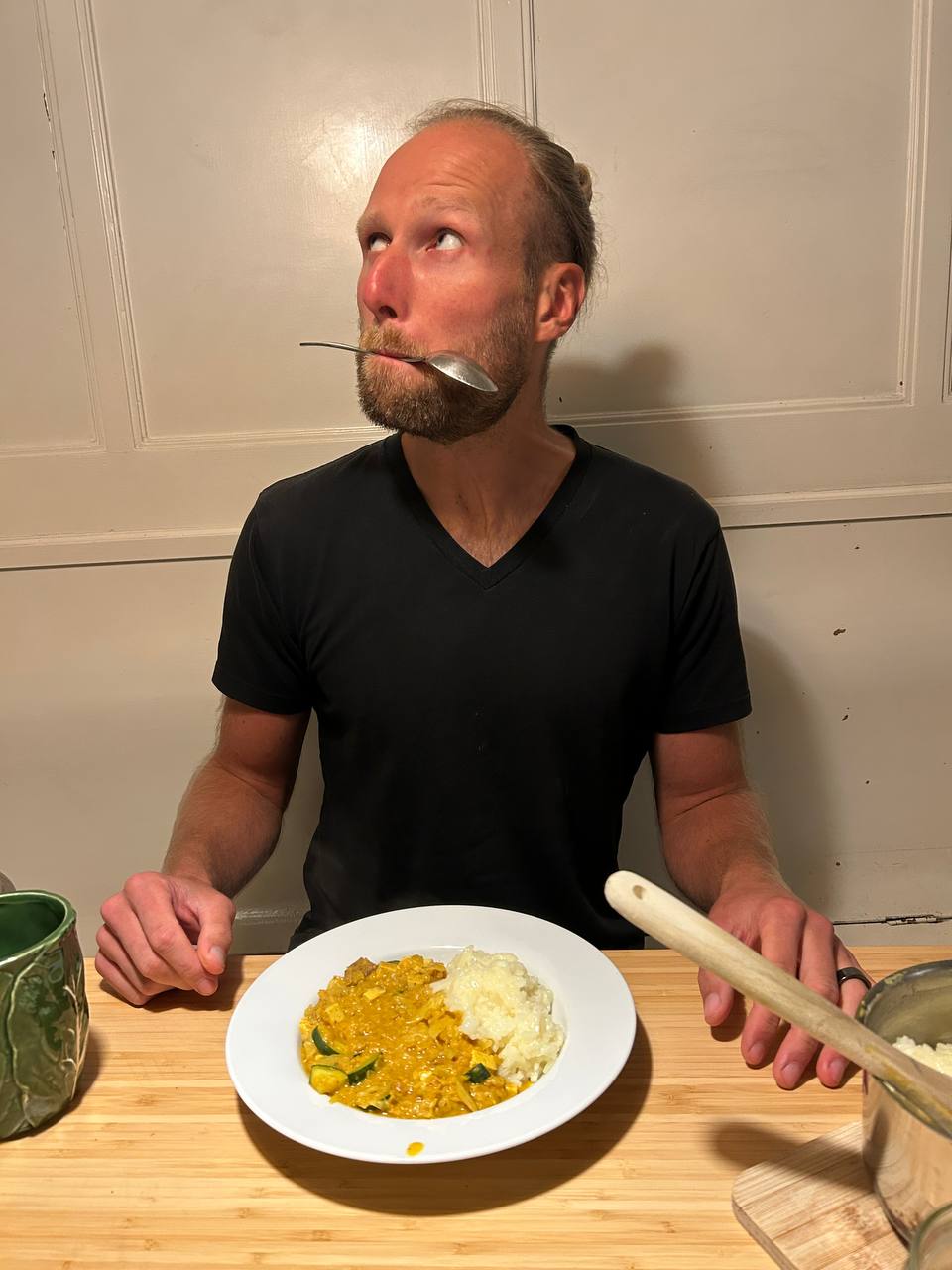 Joseph am Tisch beim gemeinsamen Essen